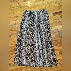 Wild Fable snake print Skirt Size  Large Elastic Waist  Flare Front Split